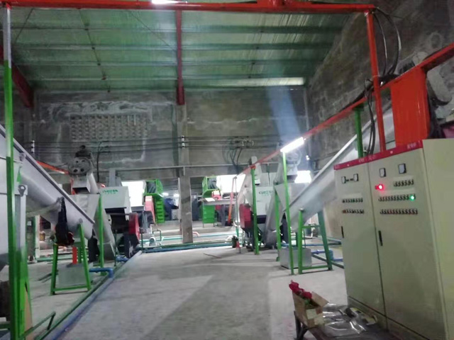 大型PET礦泉水瓶篩選、預洗、破碎、清洗 熱堿酸洗回收第二套大型生產線(POY級）